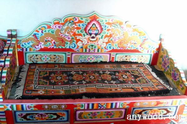 其中,彩绘着色的藏式家具是拉萨市民的最爱.