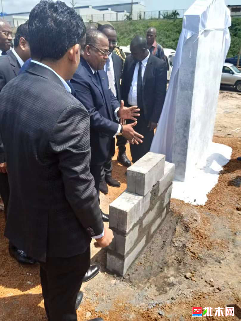 批木网——加蓬总理出席加蓬经济特区企业奠基仪式