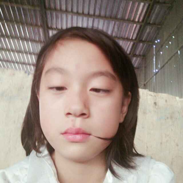 阳光下的小女孩