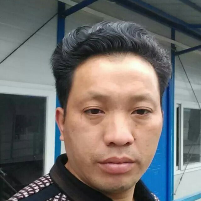 伫立在窗前看雨