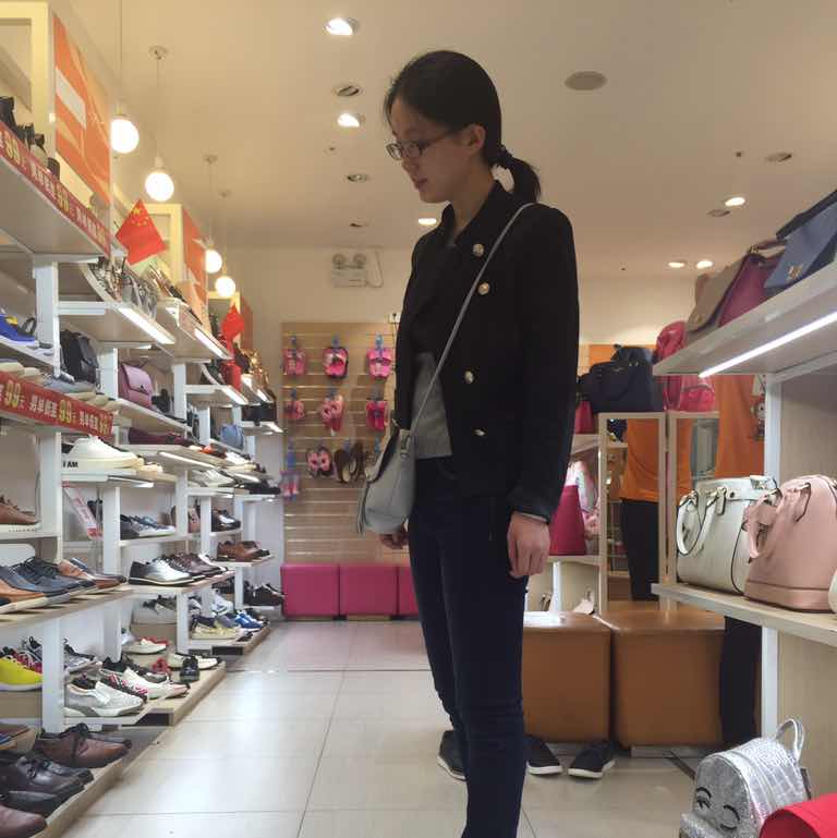 殷月服
