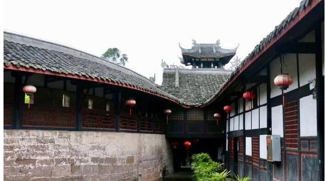 功能于一体,既有城堡碉楼,闽南团楼风格,又有中国传统四合院的格局,几