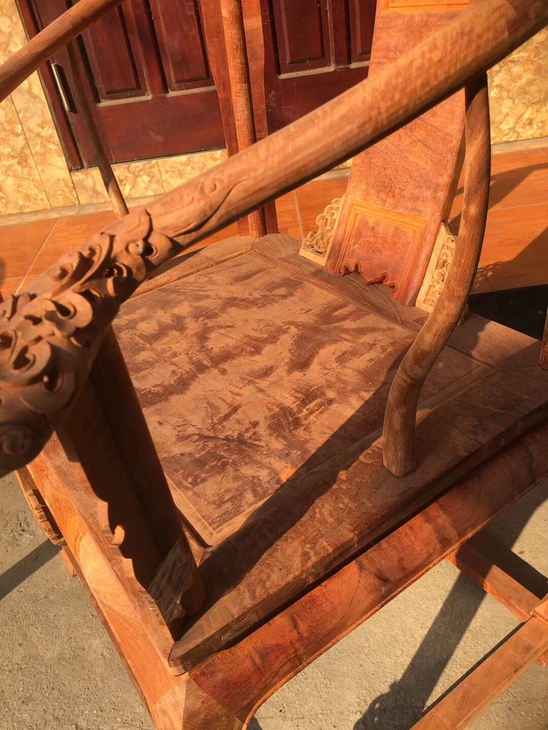 座山雕的虎皮椅子图片